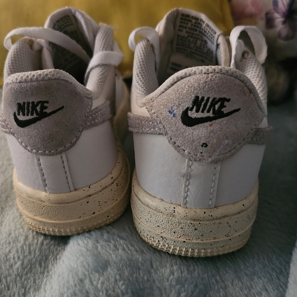 Nike Paint Splatter and White Sneakers Classic Design - Picture 4 of 7